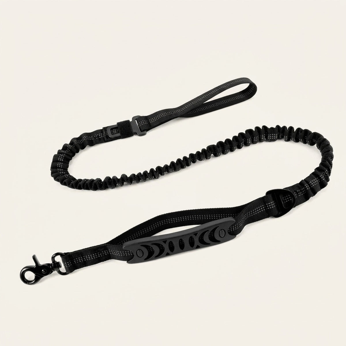 Laisse élastique Callys noire — photo produit studio : poignée rembourrée, élastique, poignée de contrôle, mousqueton